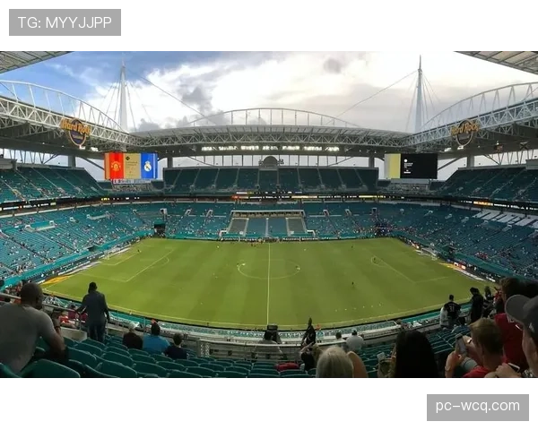 进程报告:多特蒙德伊杜纳信号公园球场草皮系统升级完成,采用混合锚定技术。